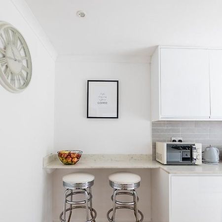 Gorgeous Modern Apartment Near Redhill Station Inc Private Garden & Parking ภายนอก รูปภาพ
