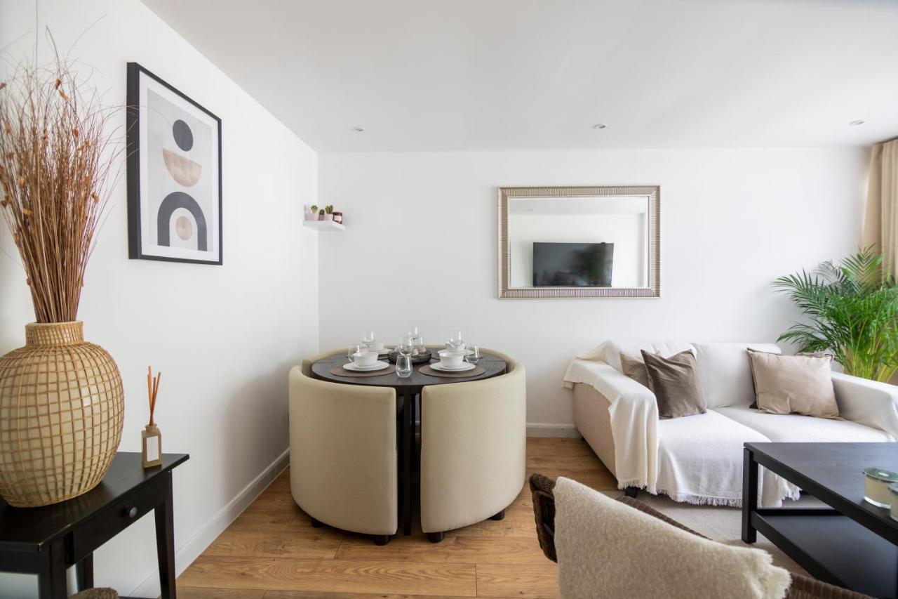 Gorgeous Modern Apartment Near Redhill Station Inc Private Garden & Parking ภายนอก รูปภาพ