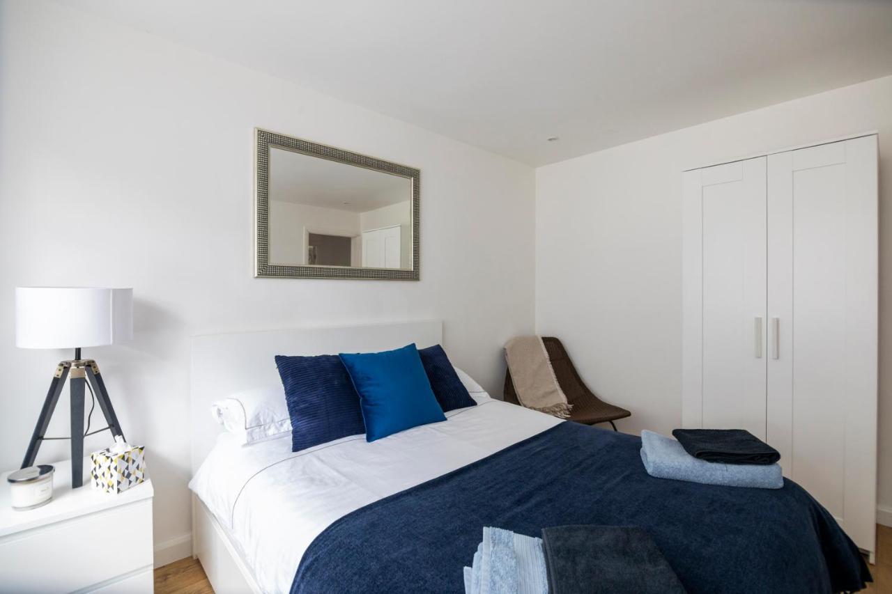 Gorgeous Modern Apartment Near Redhill Station Inc Private Garden & Parking ภายนอก รูปภาพ