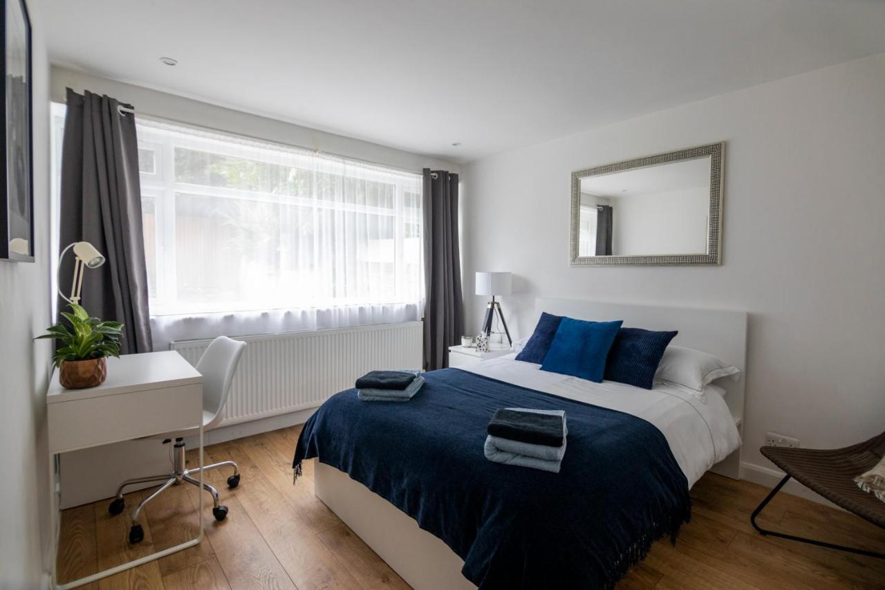 Gorgeous Modern Apartment Near Redhill Station Inc Private Garden & Parking ภายนอก รูปภาพ