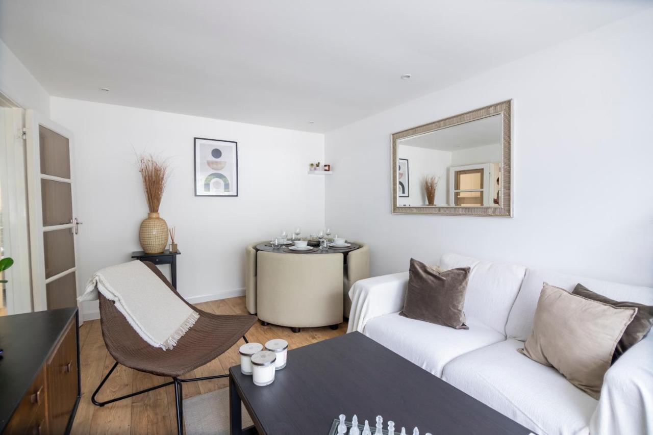 Gorgeous Modern Apartment Near Redhill Station Inc Private Garden & Parking ภายนอก รูปภาพ