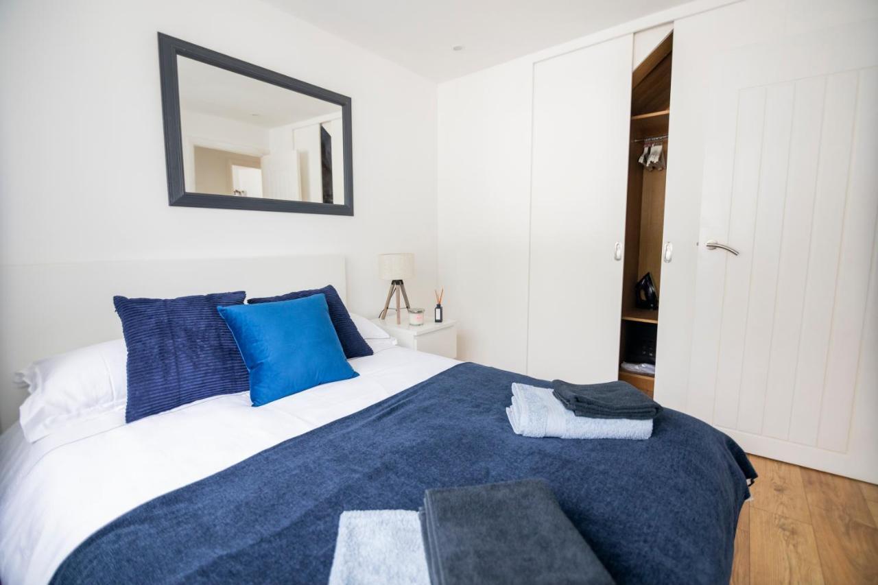 Gorgeous Modern Apartment Near Redhill Station Inc Private Garden & Parking ภายนอก รูปภาพ