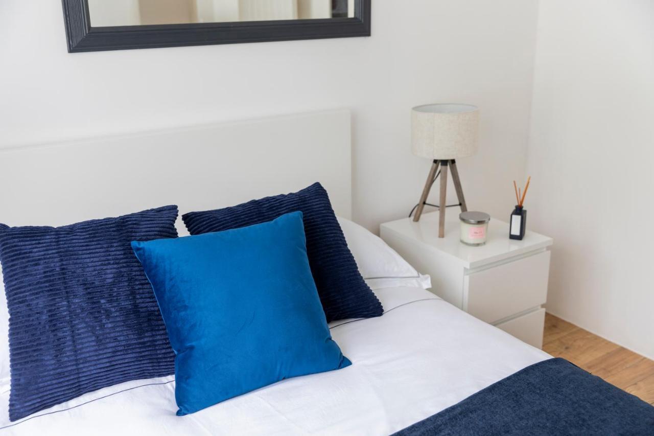 Gorgeous Modern Apartment Near Redhill Station Inc Private Garden & Parking ภายนอก รูปภาพ