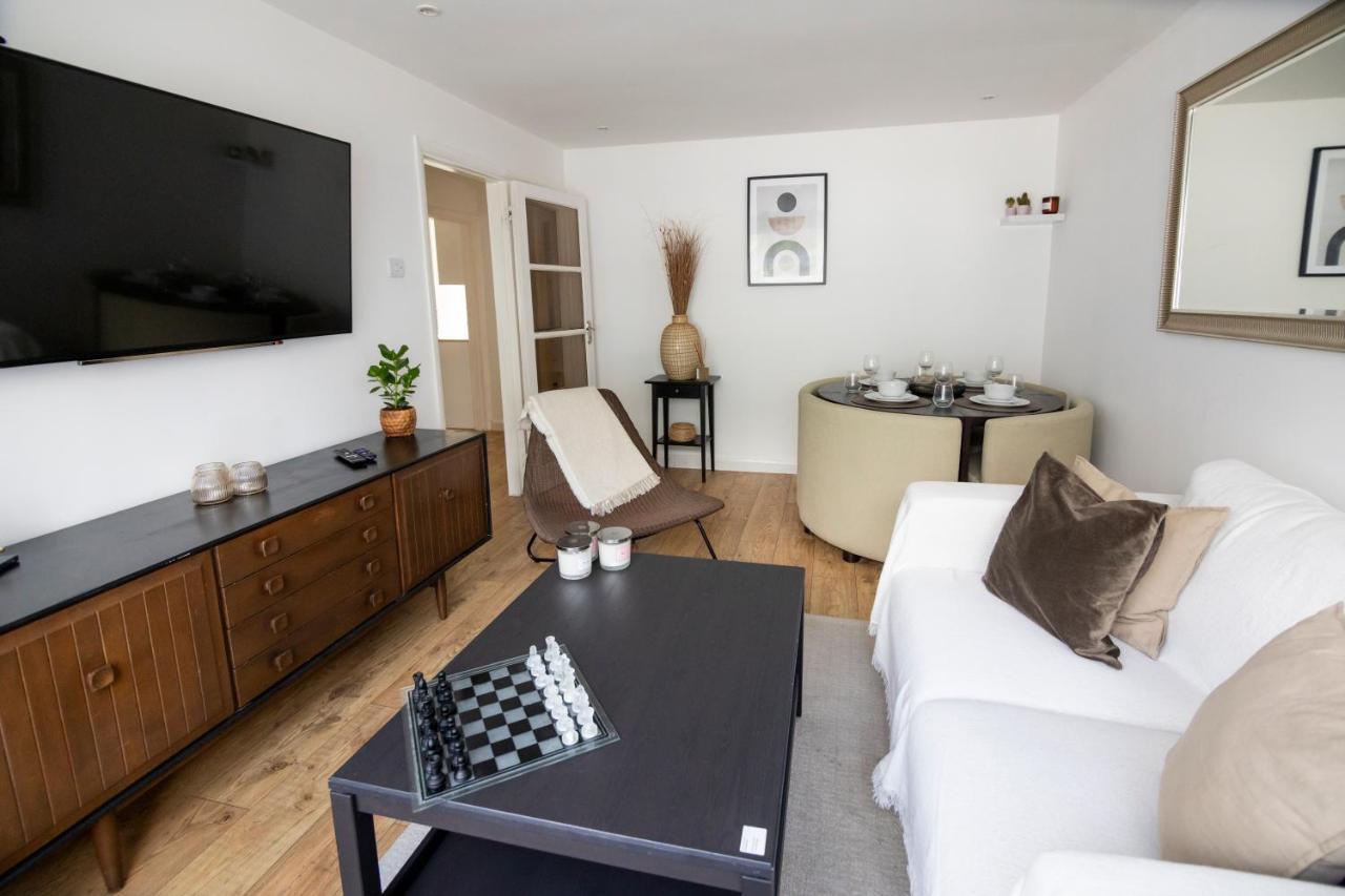 Gorgeous Modern Apartment Near Redhill Station Inc Private Garden & Parking ภายนอก รูปภาพ