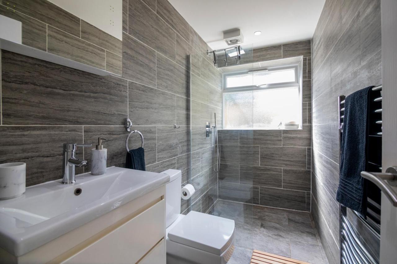Gorgeous Modern Apartment Near Redhill Station Inc Private Garden & Parking ภายนอก รูปภาพ
