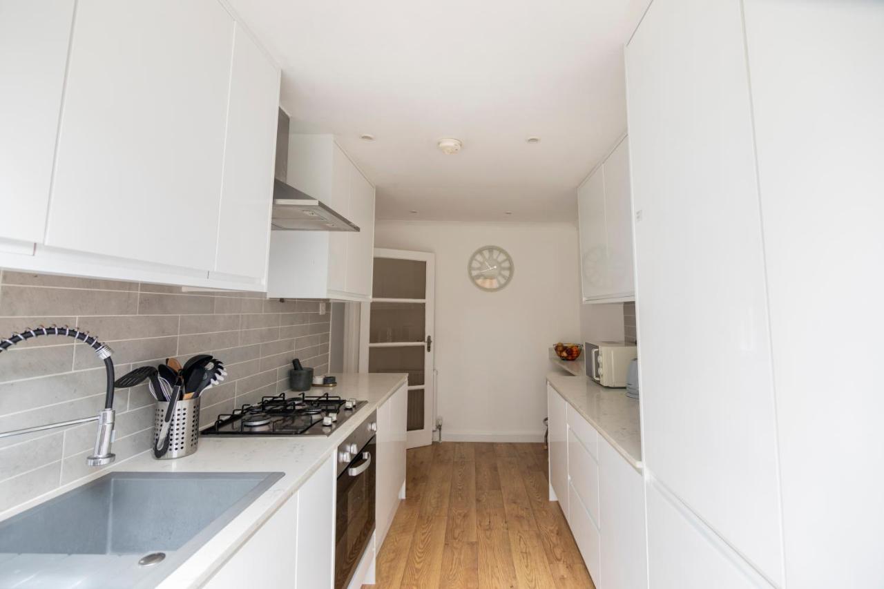 Gorgeous Modern Apartment Near Redhill Station Inc Private Garden & Parking ภายนอก รูปภาพ
