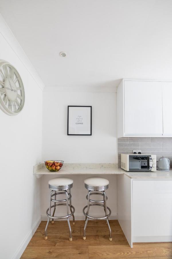 Gorgeous Modern Apartment Near Redhill Station Inc Private Garden & Parking ภายนอก รูปภาพ