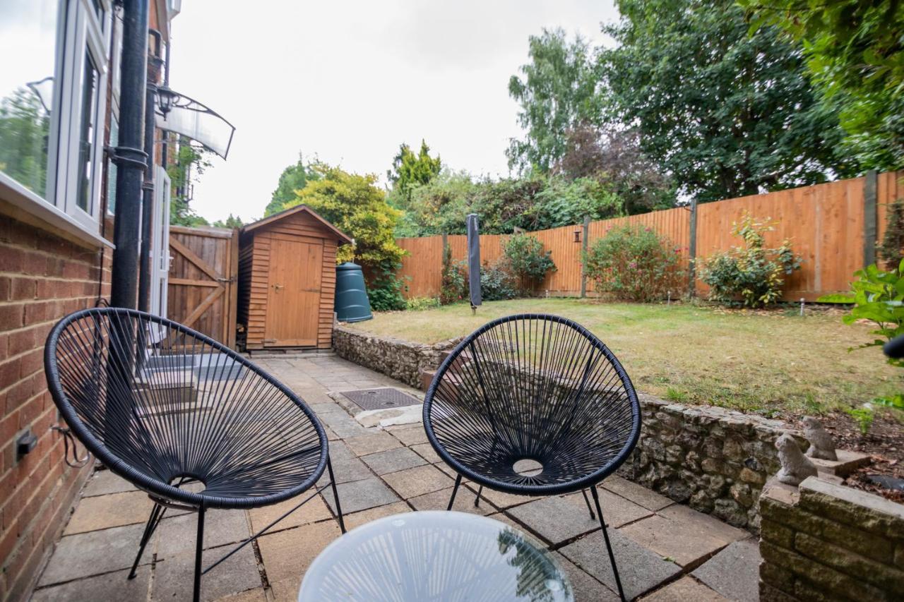 Gorgeous Modern Apartment Near Redhill Station Inc Private Garden & Parking ภายนอก รูปภาพ