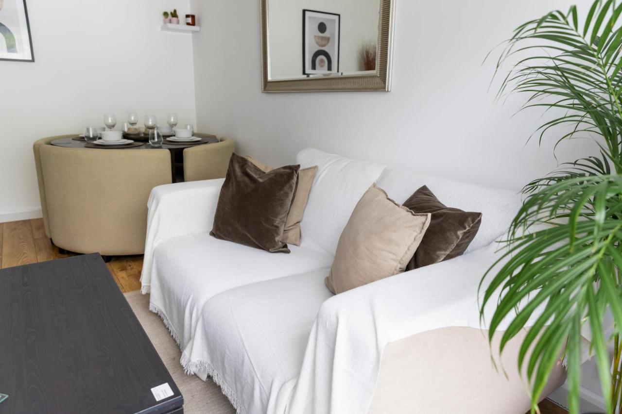 Gorgeous Modern Apartment Near Redhill Station Inc Private Garden & Parking ภายนอก รูปภาพ