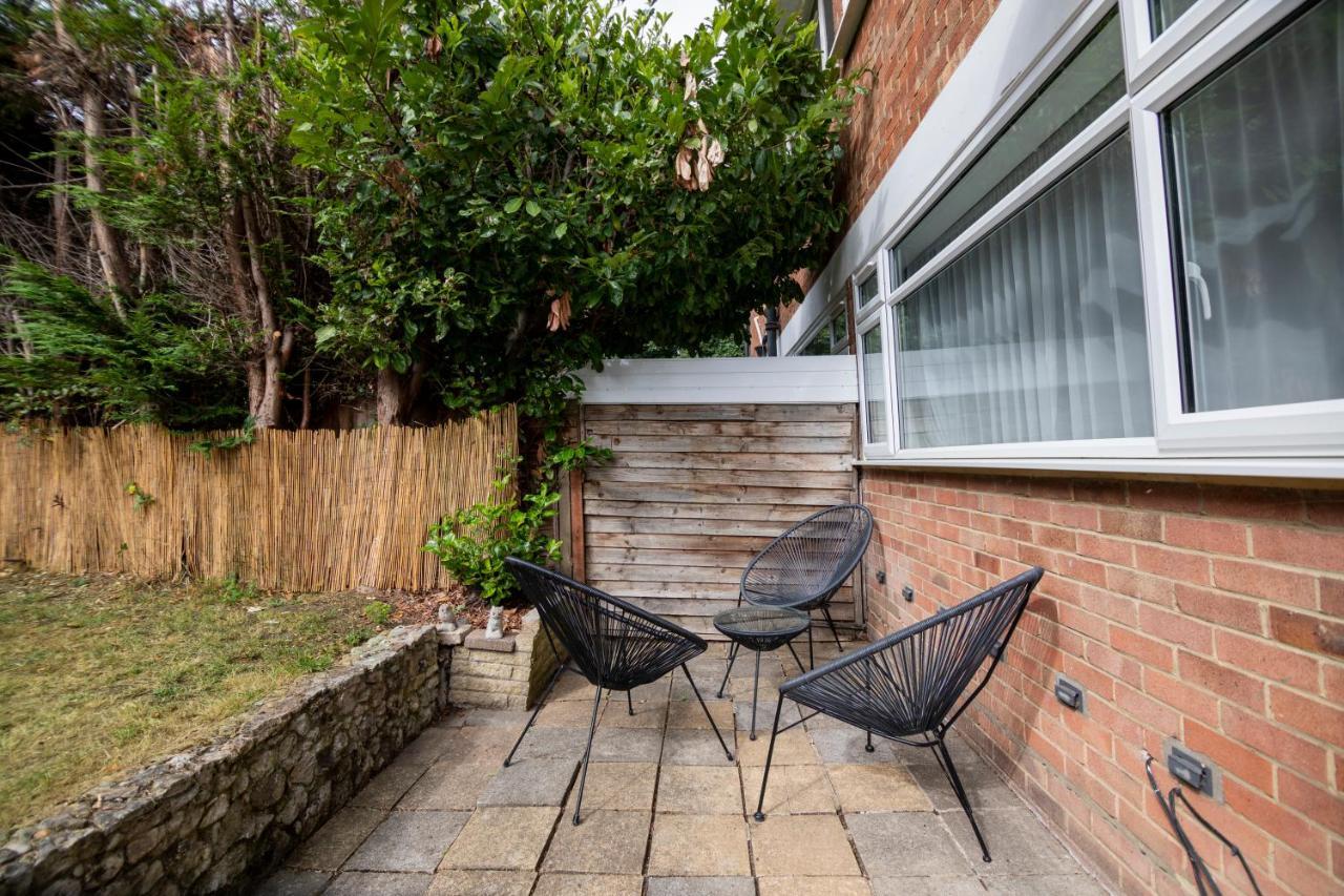 Gorgeous Modern Apartment Near Redhill Station Inc Private Garden & Parking ภายนอก รูปภาพ